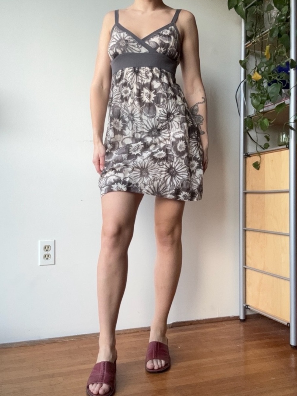 Vince silk and cotton grey floral mini dress - size 2